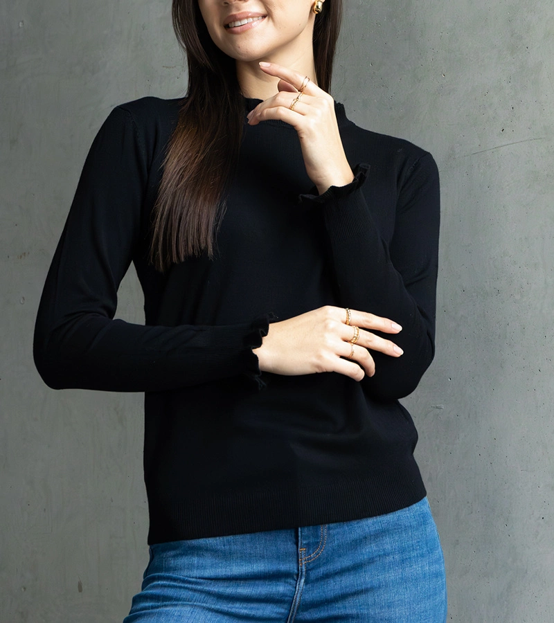 Czarny miękki sweterek zdobiony falbanką Luel