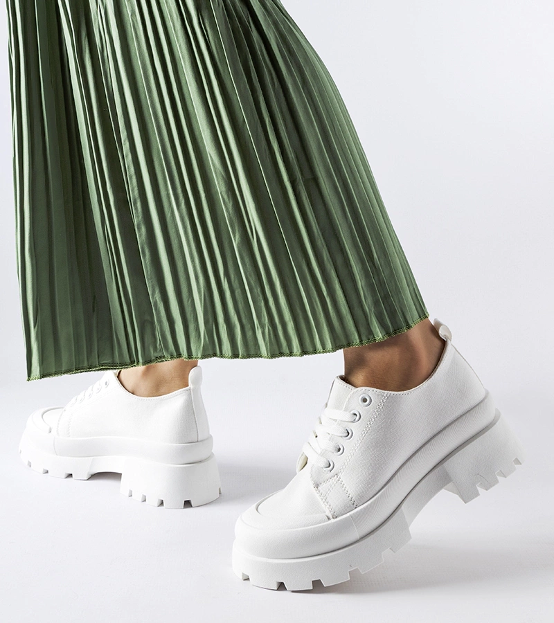 Białe półbuty na masywnej podeszwie Pointe