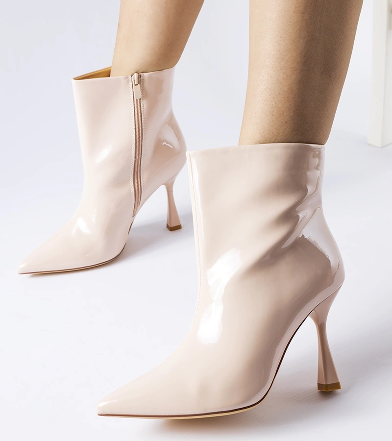 Beżowe lakierowane botki na szpilce Dionisi