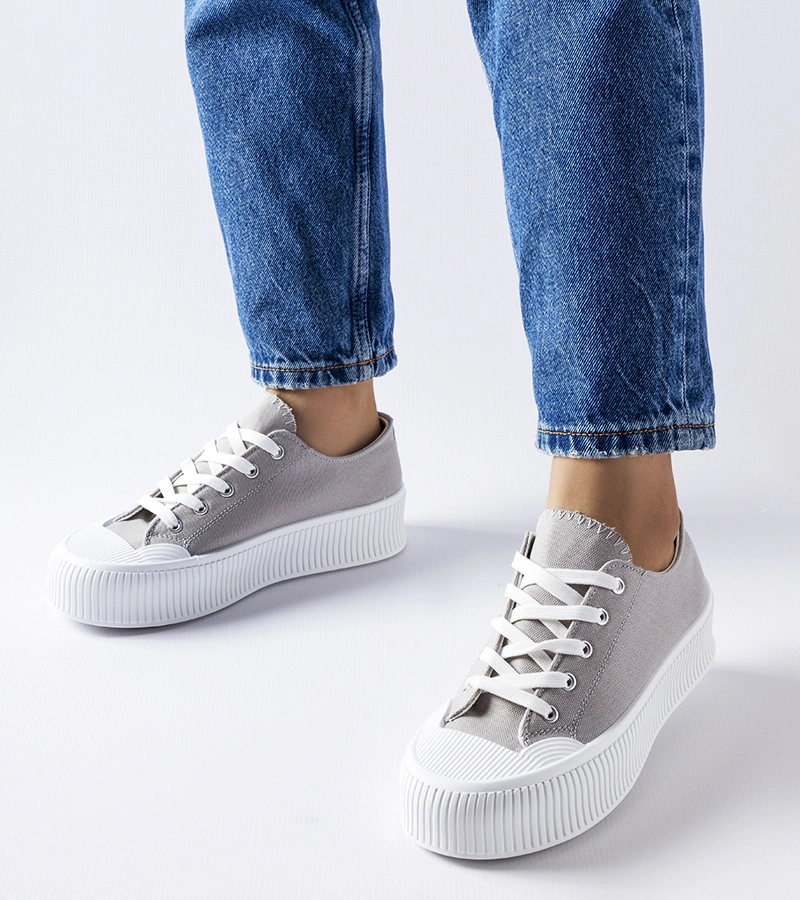 Szare trampki na grubej platformie Fortunata