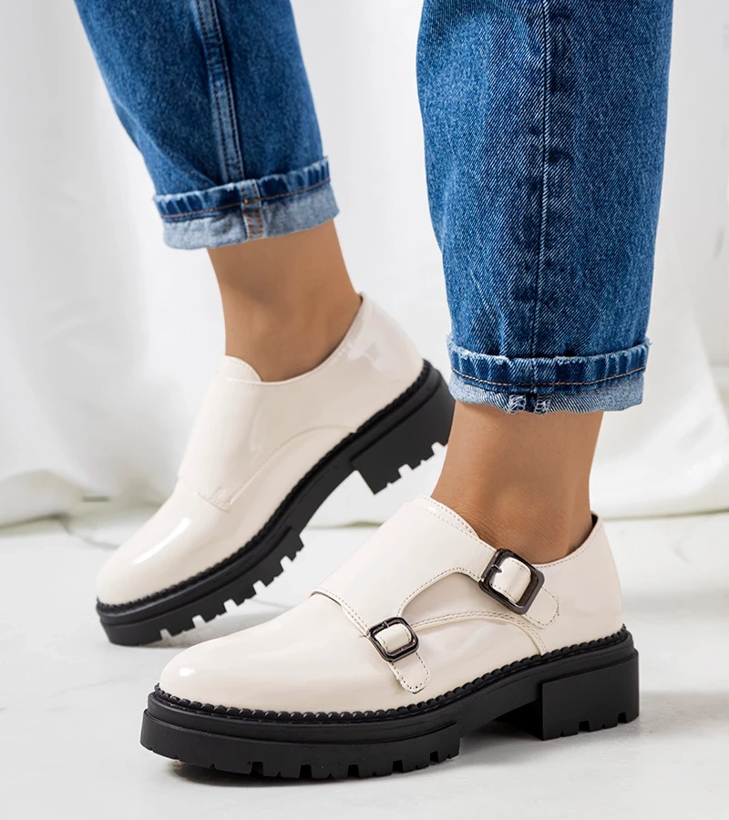 Beżowe lakierowane półbuty Valks