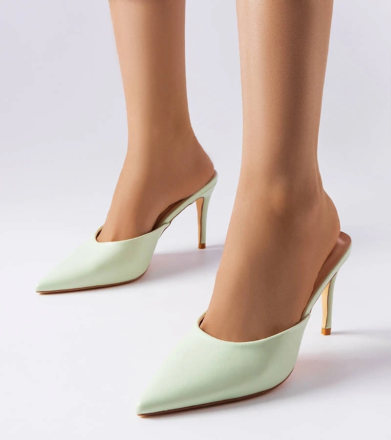 Zielone klapki na szpilce Drainer