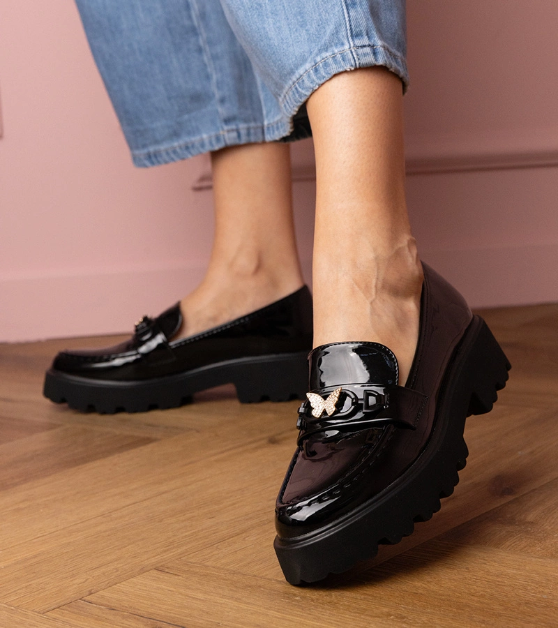 Czarne mokasyny lakierowane z cyrkoniowym motylkiem Sanita