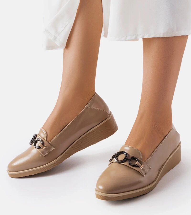 Beżowe lakierowane mokasyny na koturnie Erin