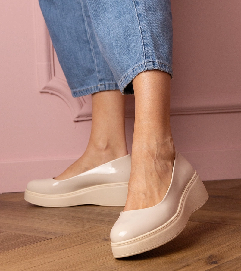 Beżowe półbuty lakierowane na platformie Nikara