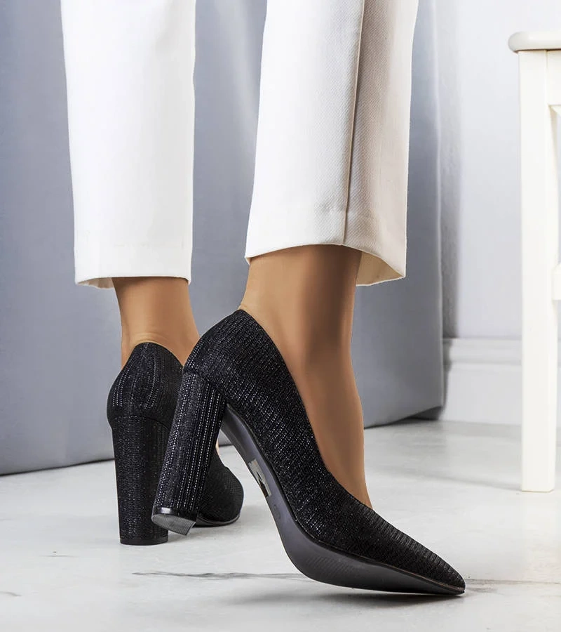 Czarne czółenka na słupku Theiss