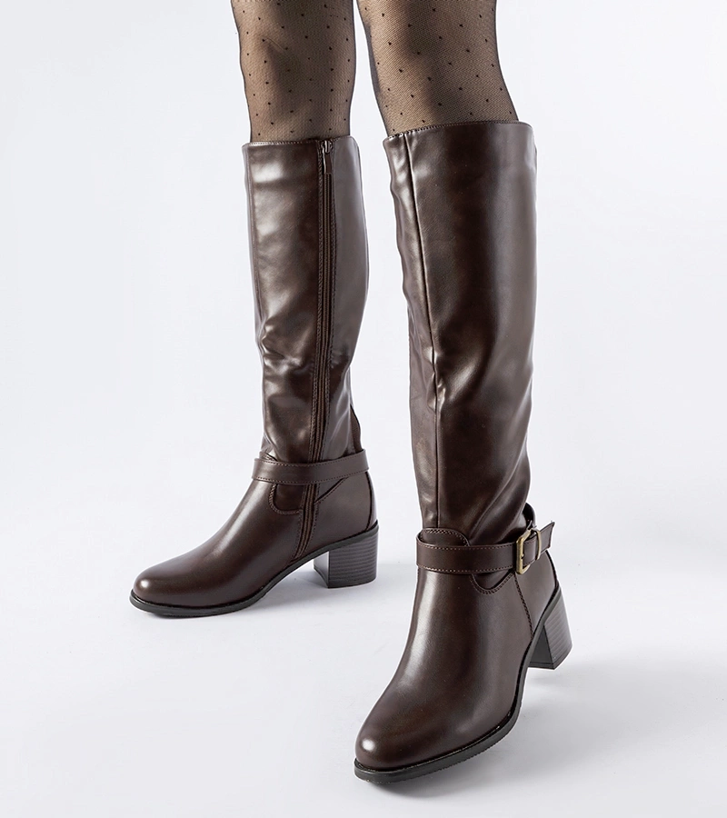 Ciemnobrązowe kozaki z ozdobna sprzączką Ernest