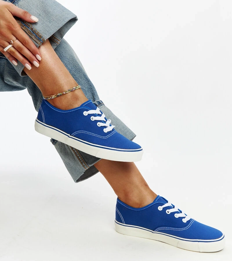 Niebieskie klasyczne tenisówki Erla