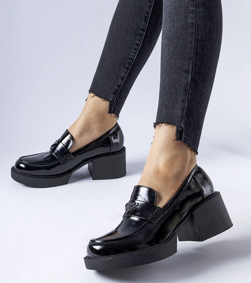 Czarne lakierowane półbuty na słupku Hobbs