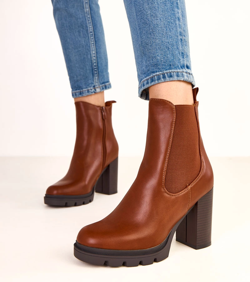 Brązowe botki na słupku z elastyczną wstawką Darina
