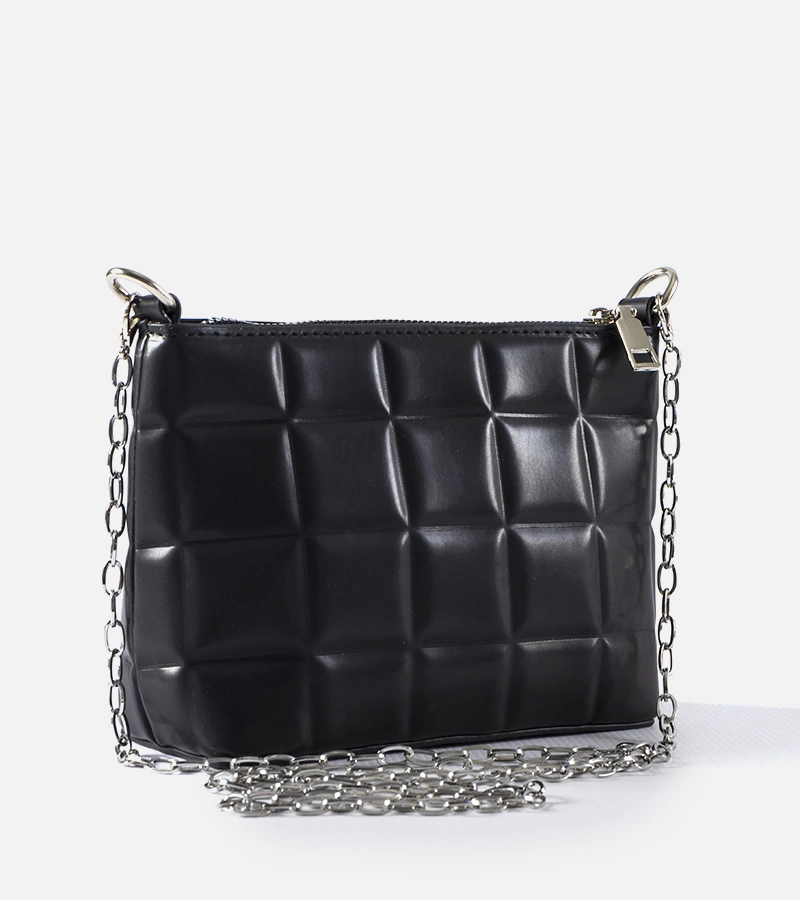 Czarna torebka pikowana z łańcuszkiem Laas