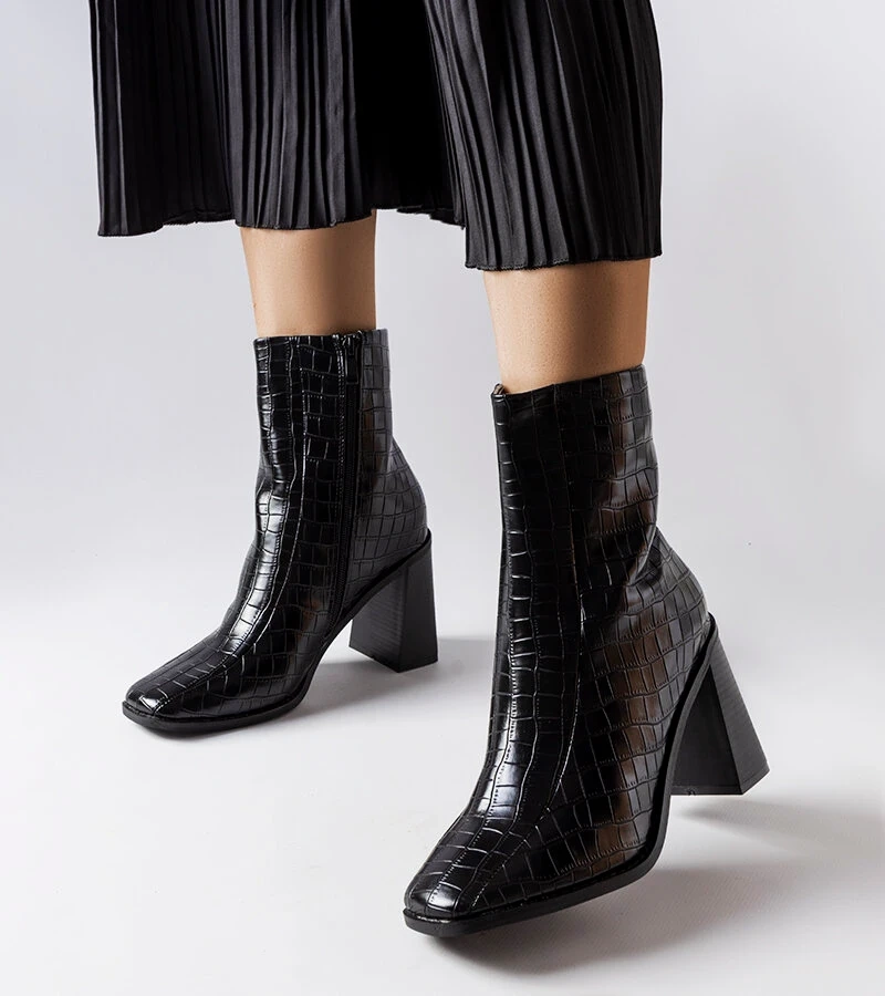Czarne botki z imitacją skóry krokodyla Belluci