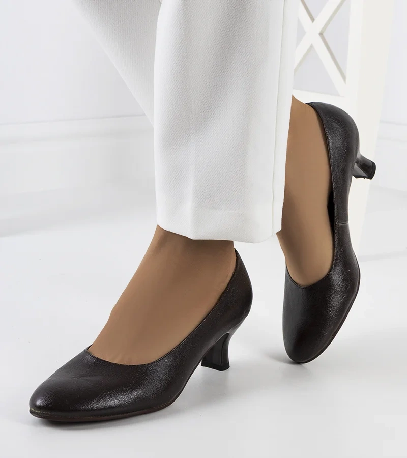 Brązowe klasyczne czółenka Vinarnik