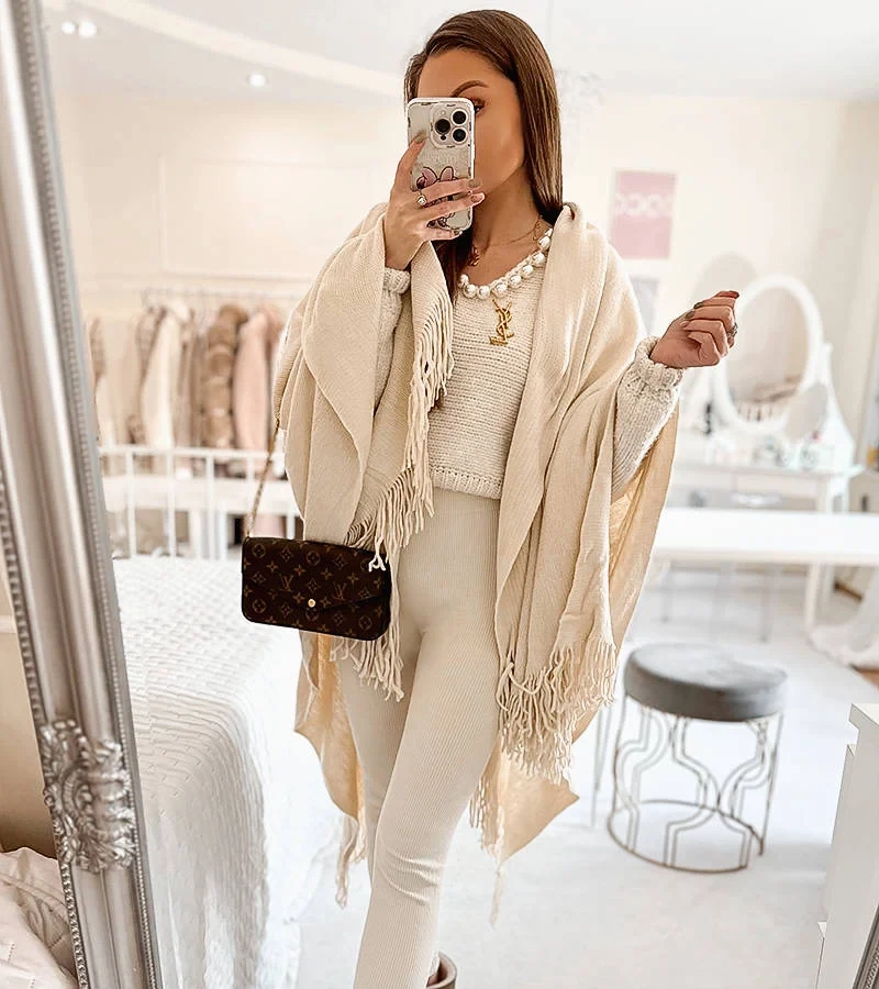 Beżowa narzutka z frędzlami Wells