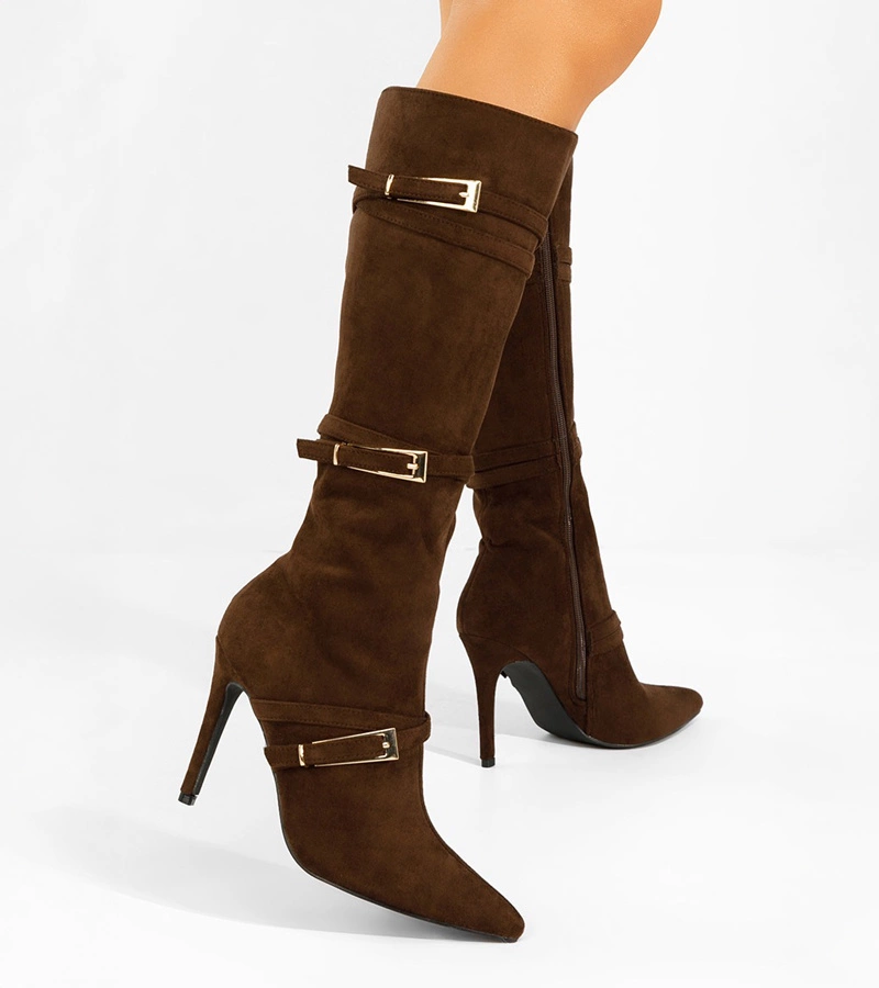 Czekoladowe kozaki na szpilce z ozdobnymi klamerkami Sadie