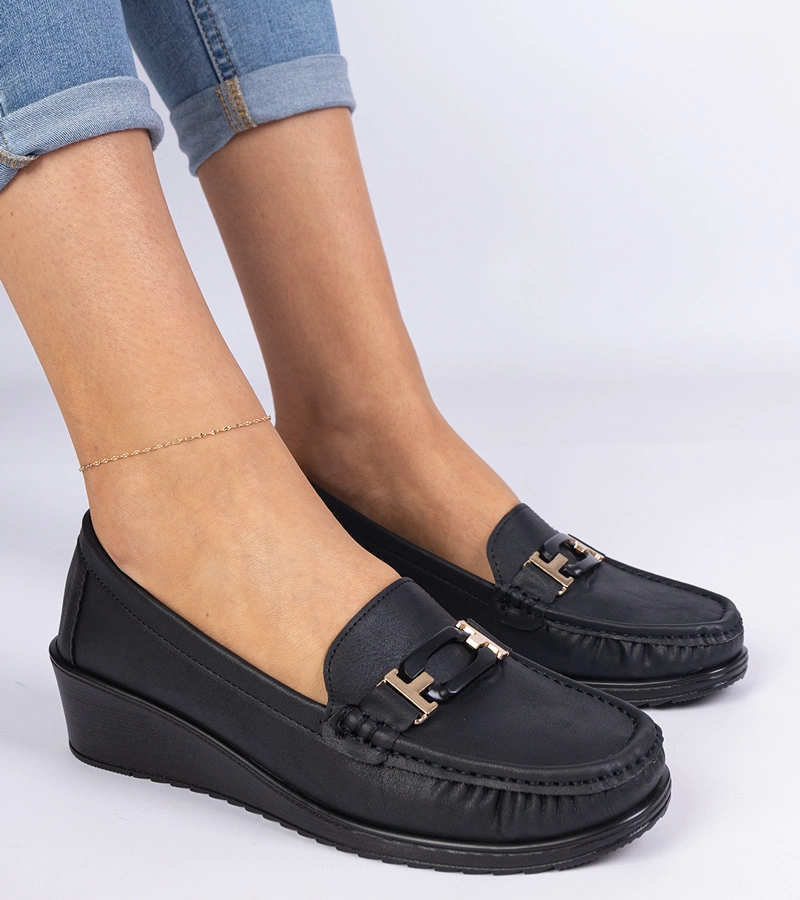 Czarne mokasyny damskie na koturnie z ekoskóry Kappi