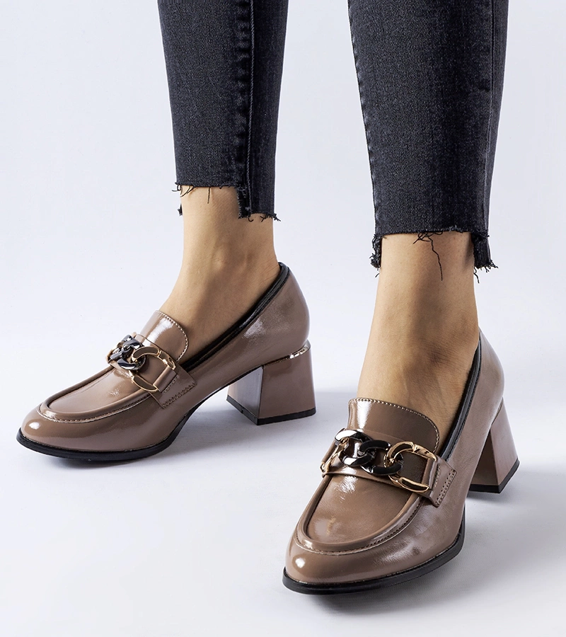 Brązowe lakierowane czółenka na klocku Brenta