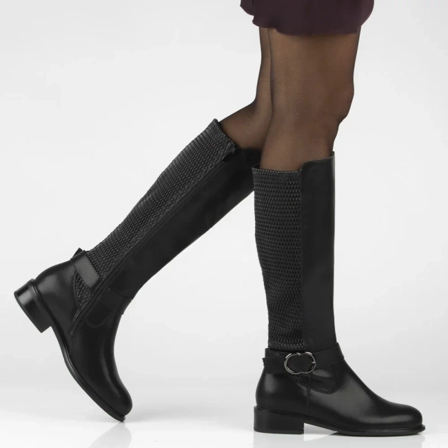 Czarne kozaki z elastyczną cholewką i ozdobną klamrą Zendaia