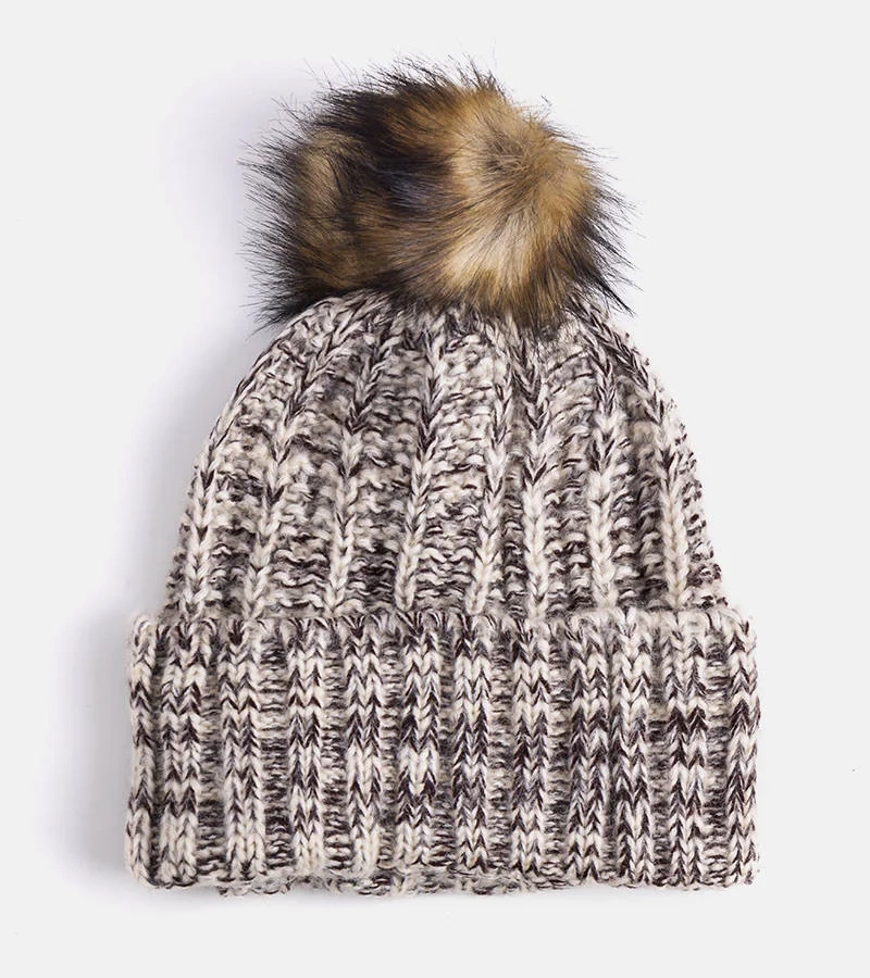 Ciemnobrązowa czapka damska z pomponem Thalia