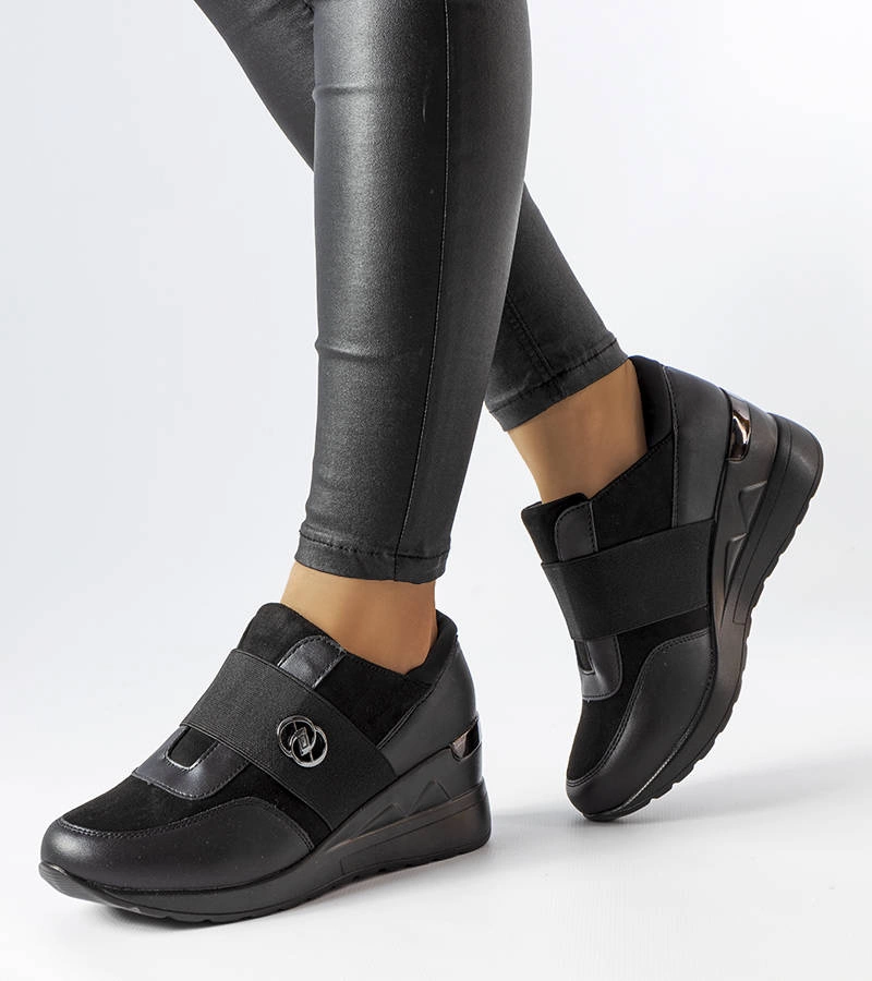 Czarne wsuwane sneakersy na koturnie Skips