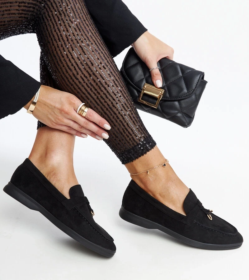 Czarne mokasyny z metalową zawieszką Fiorano