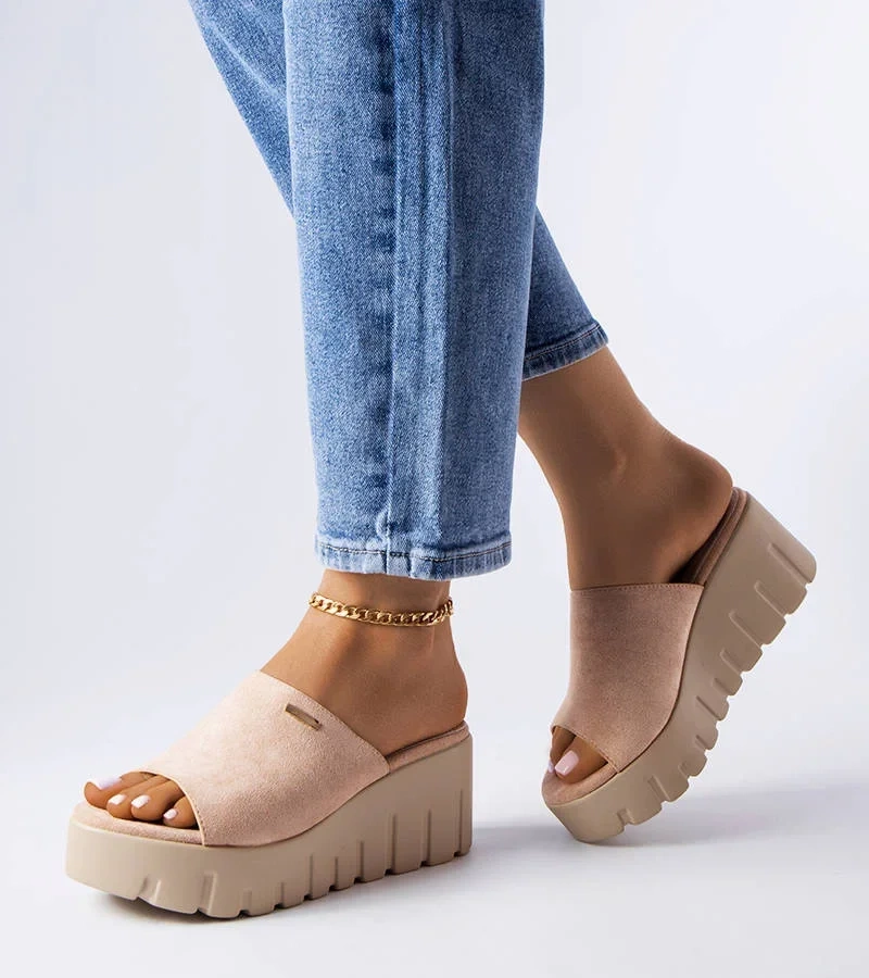 Beżowe klapki na wysokiej koturnie Bourdette