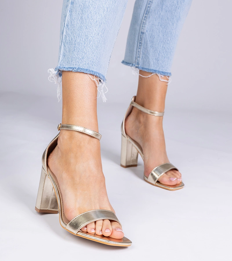 Złote sandały na wysokim słupku Kasedi