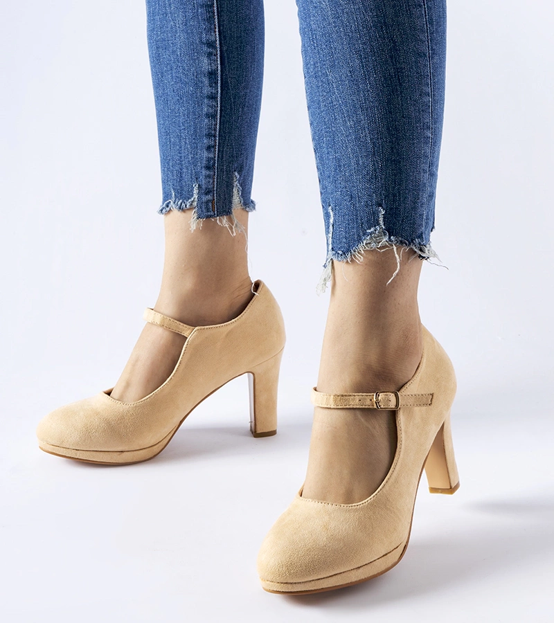 Beżowe buty na słupku z zapięciem Serri