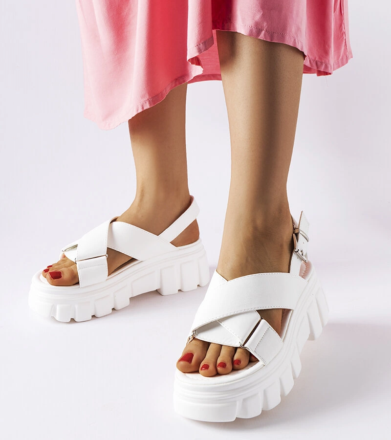 Białe eleganckie sandały na platformie Torriana
