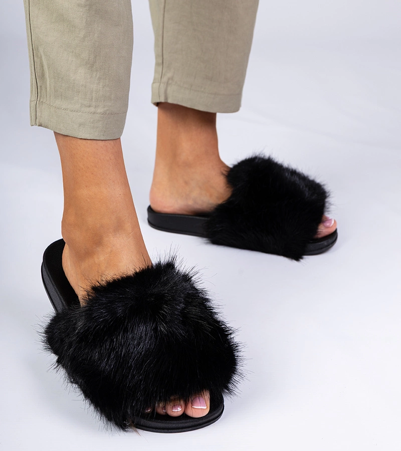 Czarne klapki z futerkiem Manny