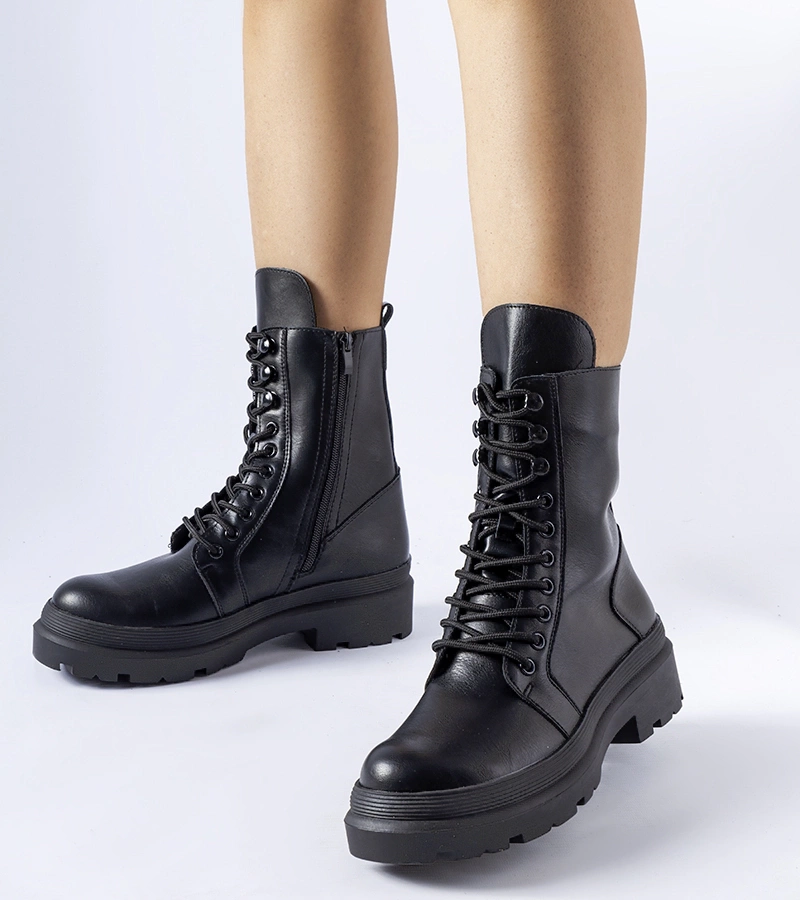 Czarne płaskie trapery z protektorem Zacharie