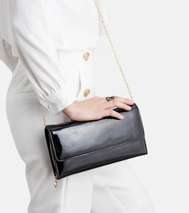 Czarna lakierowana torebka Korgas