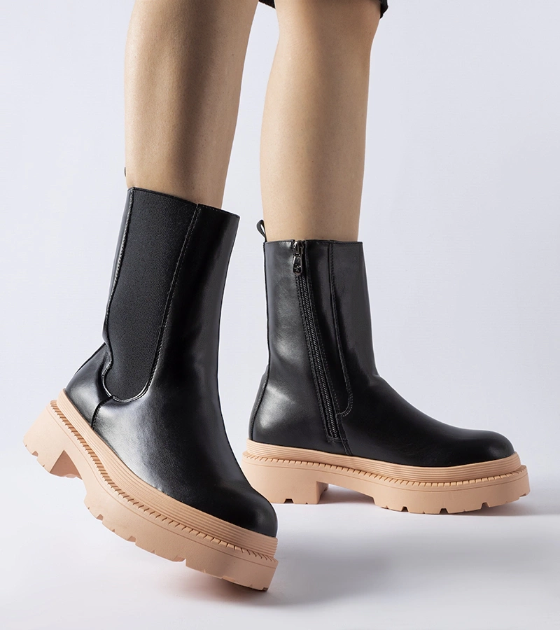 Czarne botki na jasnoróżowej podeszwie Garden