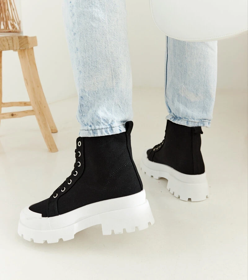 Czarne lekkie traperki za kostkę Obispo