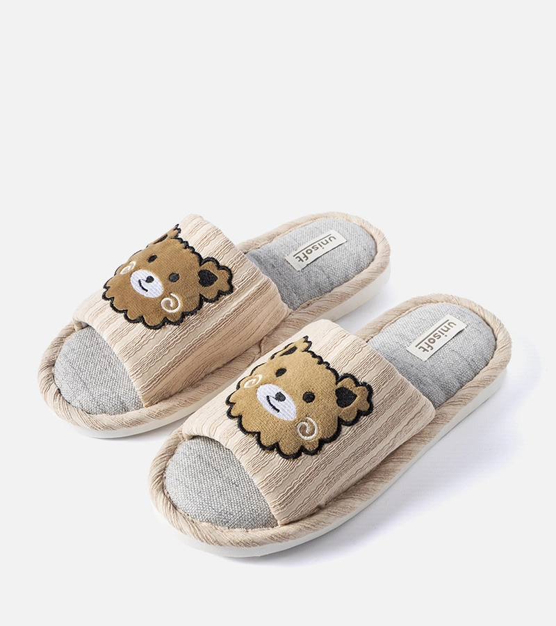 Beżowe kapcie ozdobione naszywką Lewisville