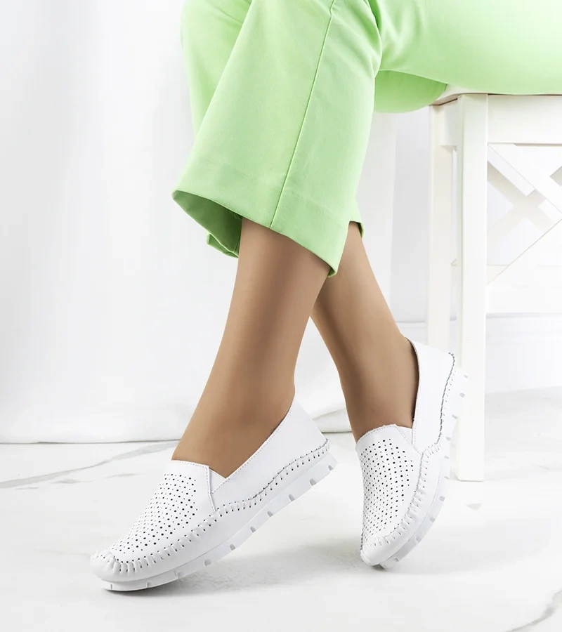 Białe skórzane mokasyny Juiz