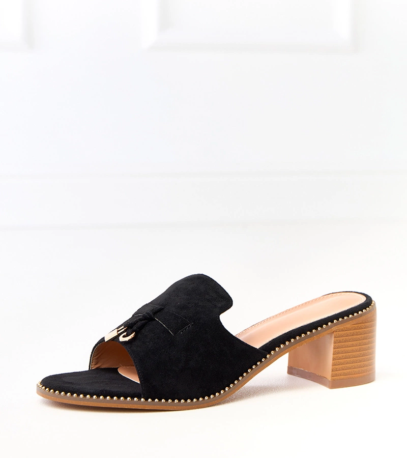 Czarne klapki na słupku z ozdobą na pasku Gariend