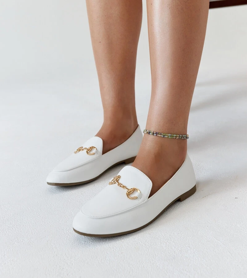 Białe mokasyny z klamerką Erminia