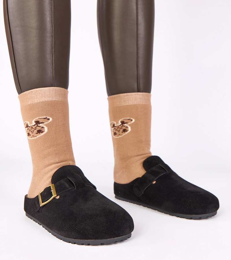 Czarne mule z ozdobną klamrą Atoria