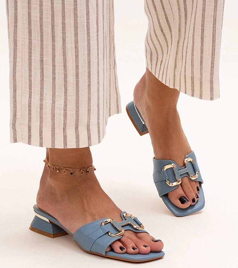 Klapki na niskim obcasie z ozdobną klamerką Luara