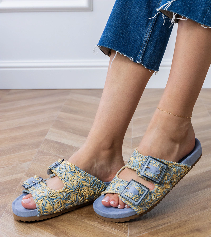 Niebieskie klapki szydełkowe z klamrami na paskach Firada