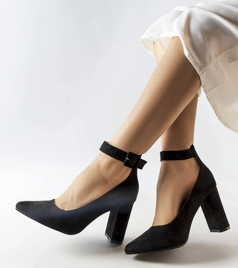 Czarne czółenka na słupku Achen