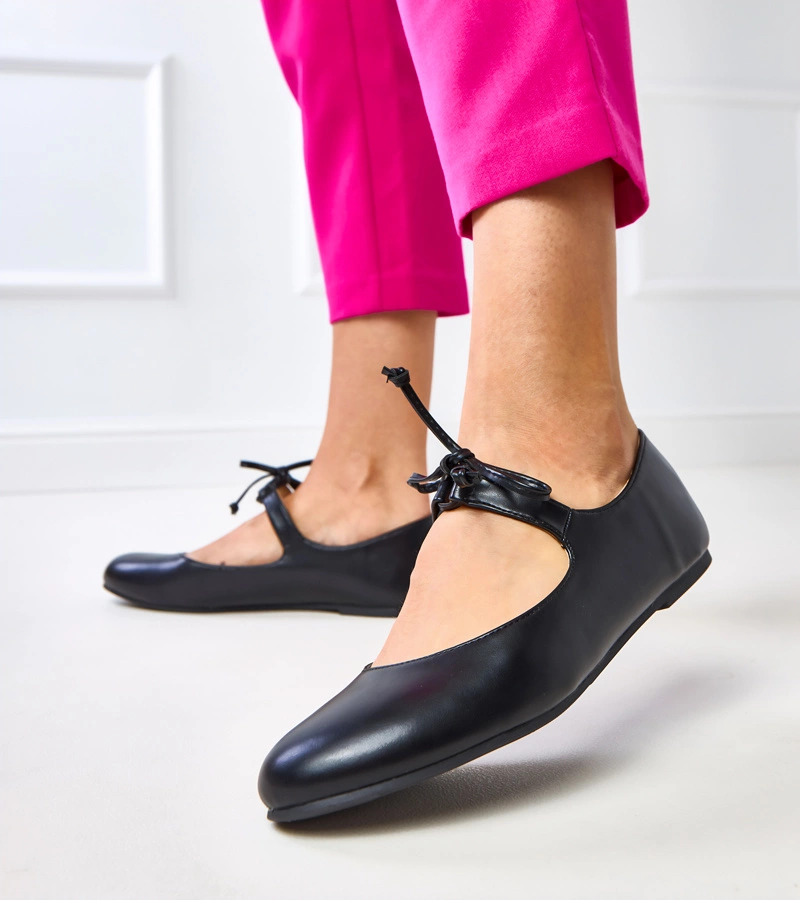 Czarne balerinki wiązane na kostce Sallay