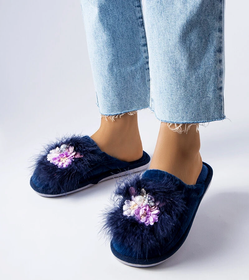 Granatowe ciepłe kapcie z kwiatkami Moly