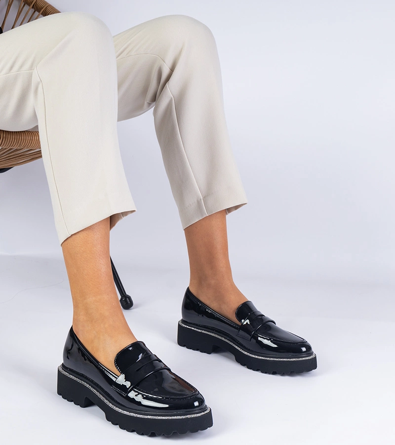 Czarne mokasyny lakierowane zdobione cyrkoniami Margusto