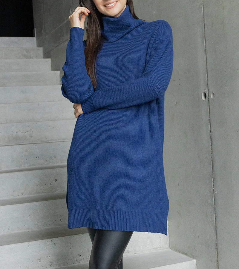 Długi granatowy miękki sweter z golfem Kali