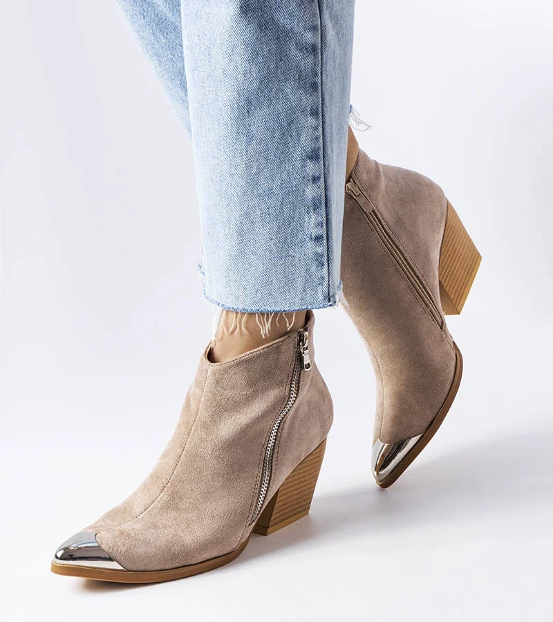 Beżowe kowbojki z metalowym noskiem Vergne