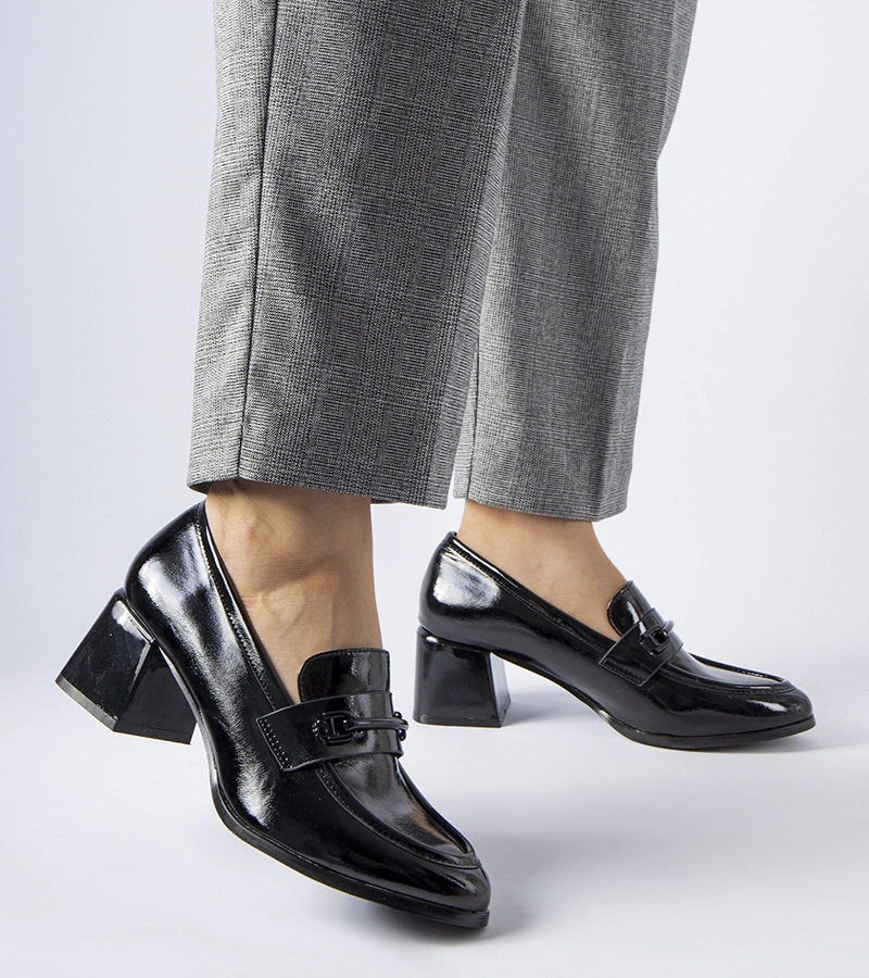 Czarne lakierowane czółenka na klocku Cornello