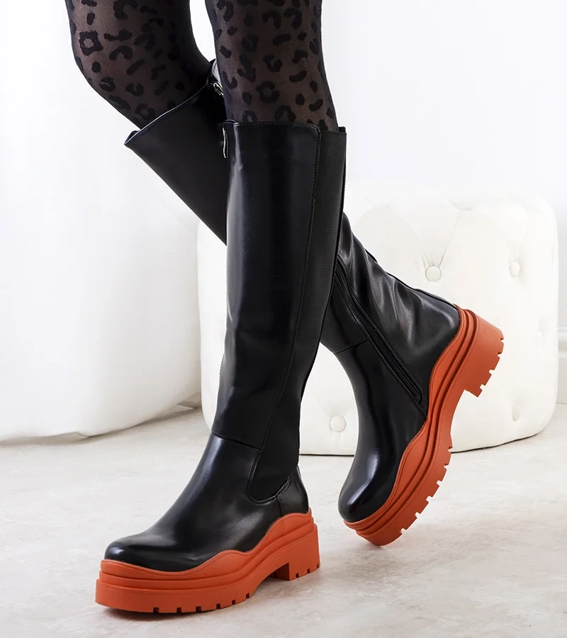 Czarne kozaki na kolorowej podeszwie Pura