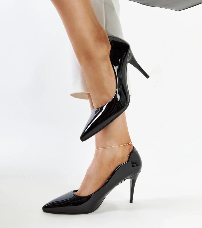 Czarne szpilki lakierowane na obcasie Pauliina